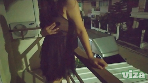 Une femme ronde aux seins énormes en provenance de Thaïlande se masturbe sur le balcon en extérieur avec un corps parfait et une folle baise