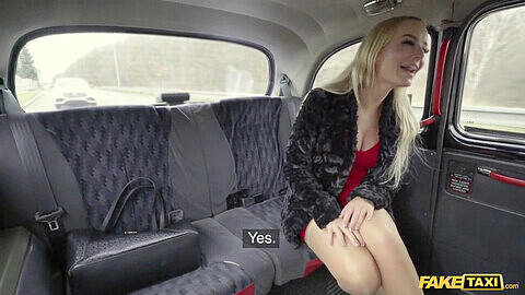 Victoria Pure, MILF blonde, se fait baiser hard dans un faux taxi