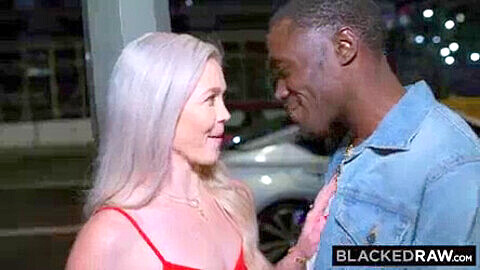 Kay Carter disfruta su primera experiencia interracial mientras su novio mira en video de BLACKEDRAW