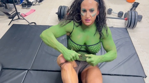 Die dominante She Hulk übernimmt die Kontrolle über dein pulsierendes männliches Gerät