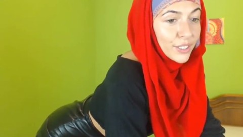 Una chica musulmana luce deslumbrante en una falda de cuero micro sexy.