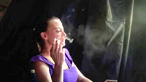 Ragazza bollente si fa una sigaretta durante un incontro sensuale