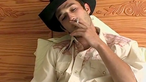 Der dicke rauchende Cowboy Cody streichelt seinen steifen, pulsierenden Schaft