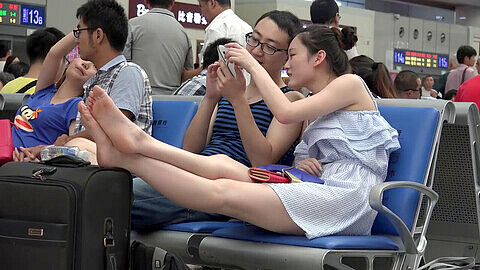 Gros plan de pieds asiatiques sexy en public - Kink jeune du point de vue d'un voyeur