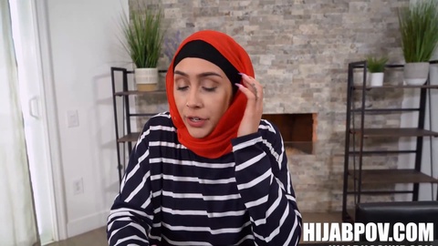 La madrastra Lilly Hall en hijab con grandes tetas aprende cómo obtener placer