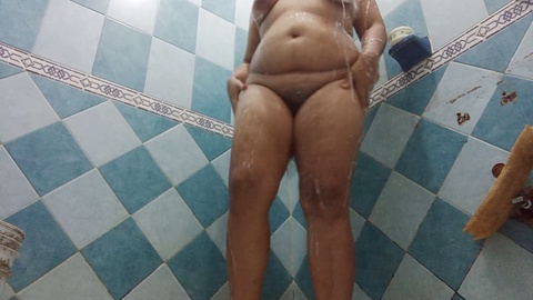¡Mi hermanastra gordita tomando una ducha grabada en cámara oculta!