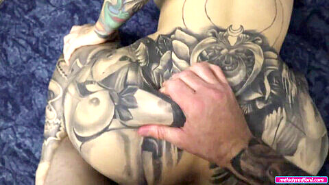 La matrigna tatuata Melody Radford con enormi seni e un sedere enorme viene scopata in modo rude da un adolescente