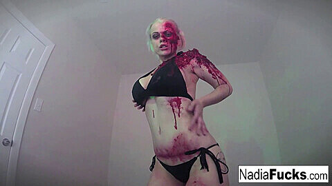 Zombie insatiable Nadia White satisfait son besoin de bite et de sperme.