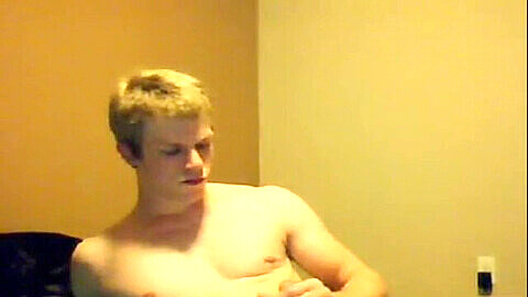 Un jeune garçon blond britannique se masturbe sur webcam après sa séance d'entraînement de lutte