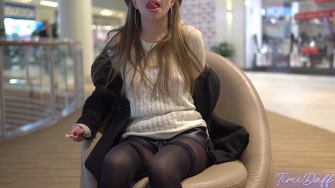 Bella giovane bionda collegata a un vibratore unico di una bambola al centro commerciale! (4K)