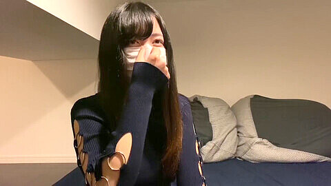 Encantadora chica asiática con mascarilla médica realiza una felación