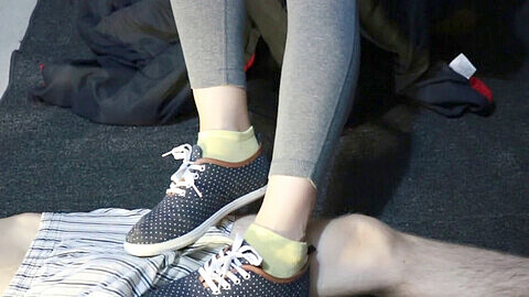 Un adorable footjob con zapatos termina con semen en calcetines de tobillo para pareja fetichista
