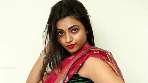 Bella bellezza indiana provocante con il seno in sari