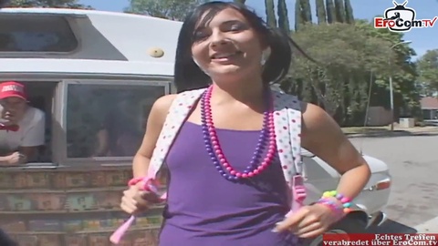 Zierliches Brüstchen-Teenager-Mädchen mit Inline-Skatern wird zum heißen Auto-Hookup abgeholt