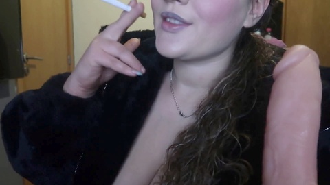 Die attraktive Frau gibt einen fantastischen Blowjob, während sie raucht und auf einem 9 Zoll Dildo sabbert