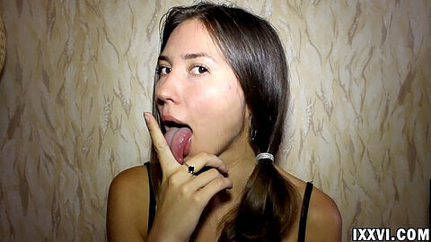 Teenager-Schönheit mit extrem langer Zunge leckt ihre Finger sinnlich für dein Vergnügen.