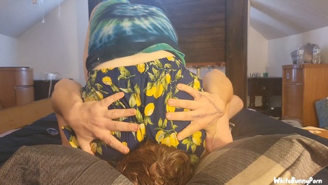 Coppia reale pratica il facesitting con soffocamento di figa in shorts fino all'orgasmo