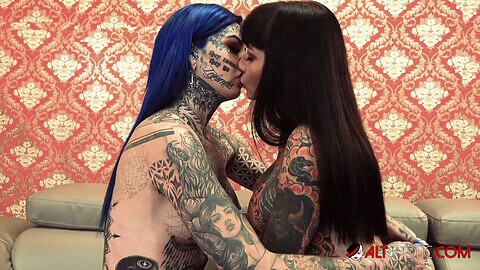 Le focose tatuaggiate Amber Luke e Tiger Lilly giocano con i giocattoli erotici