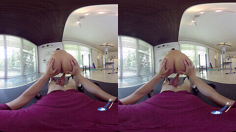 VR-Cougar Kitana Lure neckt, entblößt und befriedigt in BaDoinks Virtual Reality-Welt.