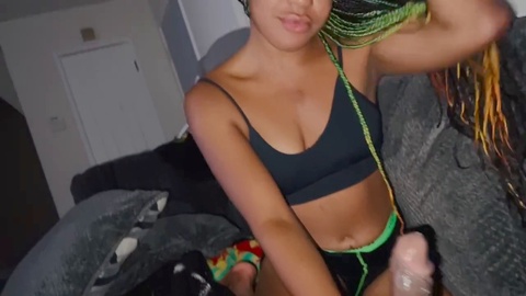 Femme de ménage plantureuse le prend à se masturber en regardant ses vidéos pendant qu'un étalon jamaïcain la baise