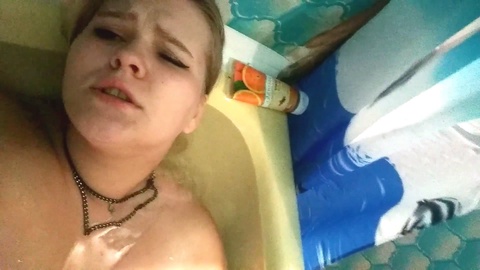 MILF blonde aux gros seins se régale en se masturbant sous la douche
