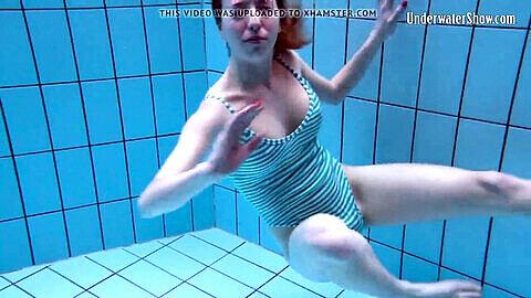 Anetta, la pequeña sirena húngara, sube la temperatura en la piscina subacuática.