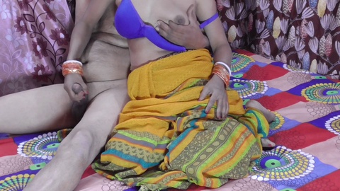 ¡La sexy bhabhi india Anita perforada en saree amarillo - una auténtica chudai desi!