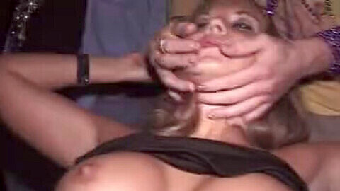 Chica borracha es follada después de una fiesta salvaje en público.