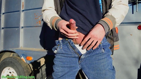 Un ragazzo muscoloso si masturba all'aperto, esplodendo di sperma che ricopre il terreno, il tutto indossando dei jeans sexy.