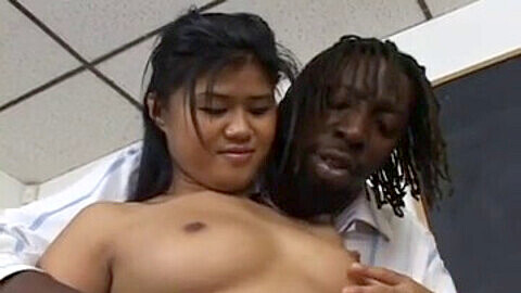 Treno Ebony 2: uomini neri dominanti si prendono cura della studentessa sottomessa e del suo fidanzato Martellino