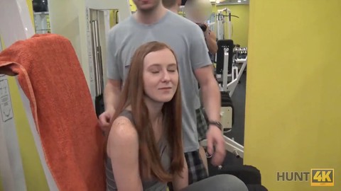 Anstelle zu trainieren hat die entzückende Puppe Sex im Fitnessstudio