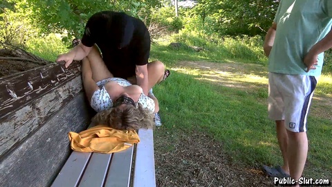 Jessica baisée et remplie de sperme par des inconnus dans le parc
