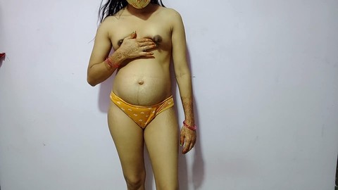 Una sensuale ragazza indiana si abbandona a un appassionato gioco d'amore