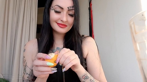 La dominatrice tatouée Nika vous sert un cocktail de salive exclusif lors d'une domination femdom kinky.