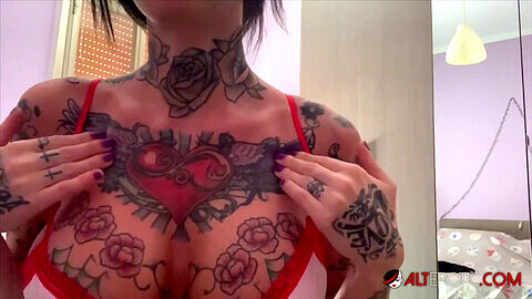 La pechugona Megan Inky muestra sus tatuajes durante la cuarentena