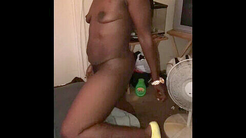Bella ragazza di colore snella gioca con la sua figa bagnata in una sessione di masturbazione in solitaria