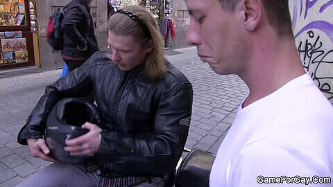 Motociclista heterosexual convencido de jugar un juego seductor gay.