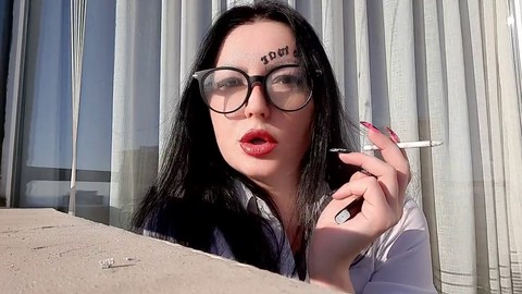 La seductora dominatrix fumadora Nika se entrega sensualmente a su cigarrillo, echando humo en tu rostro.