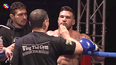 Deux costauds s'affrontent dans un match de kickboxing qui se termine par un knockout brutal.