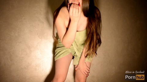 La sexy joven de 18 años, Alicee, en el País del Sexo, revela su delicioso coño que gime bajo una toalla coqueta.