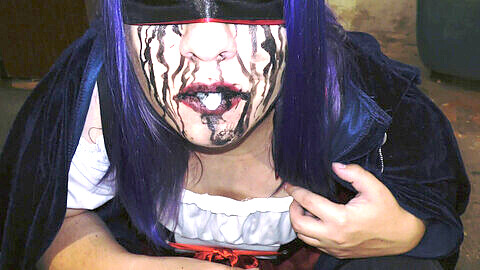 Una joven chica monstruo recibe una boca espeluznante de Halloween