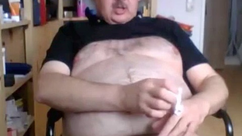 Papa gay inexpérimenté se déchaîne devant sa webcam avec une grosse éjaculation sur sa petite bite