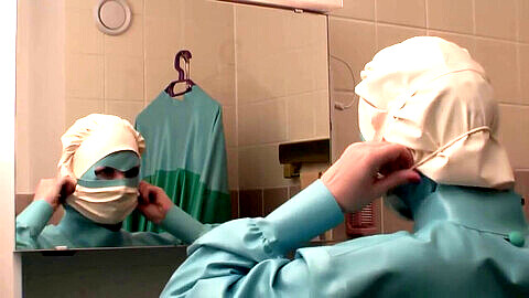 Brigitta, la enfermera quirúrgica de látex, con máscara y guantes quirúrgicos