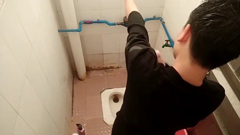 Caméra cachée capture une camarade de classe asiatique qui se baigne et s'amuse avec un jouet Lush