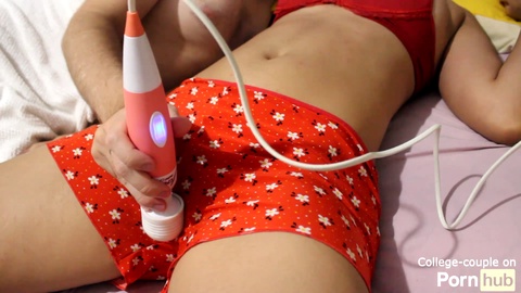 Trois orgasmes habillés intenses consécutifs ! Elle utilise un vibrateur pour la masturbation mutuelle en pyjama.