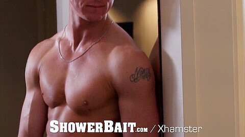 Des hommes musclés profitent d'une sodomie sous la douche chez ShowerBait