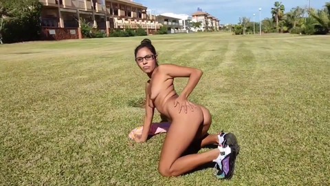 Adorabile giovanetta latina cammina nuda per la città, attirando l'attenzione dei passanti mentre si masturba