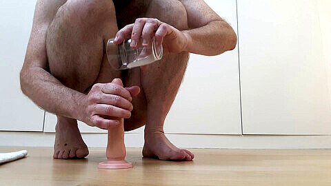 Giochi anali appaganti - ragazzo usa il suo sperma appiccicoso su un dildo fleshlight per soddisfare il suo buco stretto