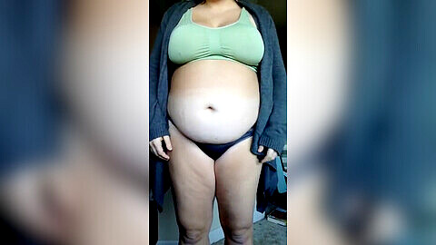 Mujer gordita muestra su enorme barriga en ropa apretada