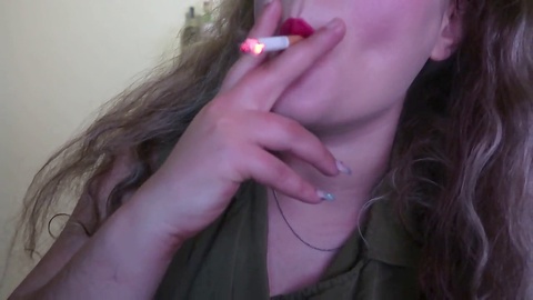 Fumare una sigaretta, sedere, culo grosso